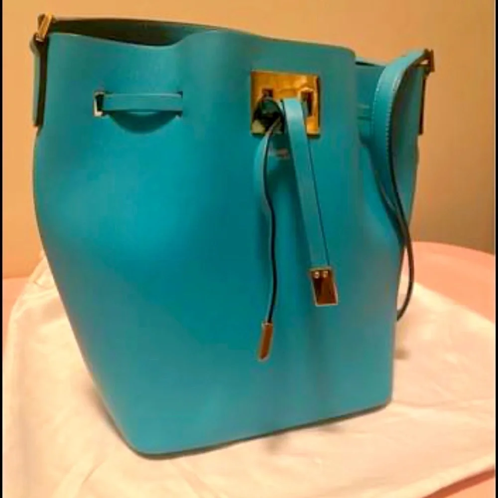 Michel Kors Miranda  Bucket Bag - Picture 4 of 4